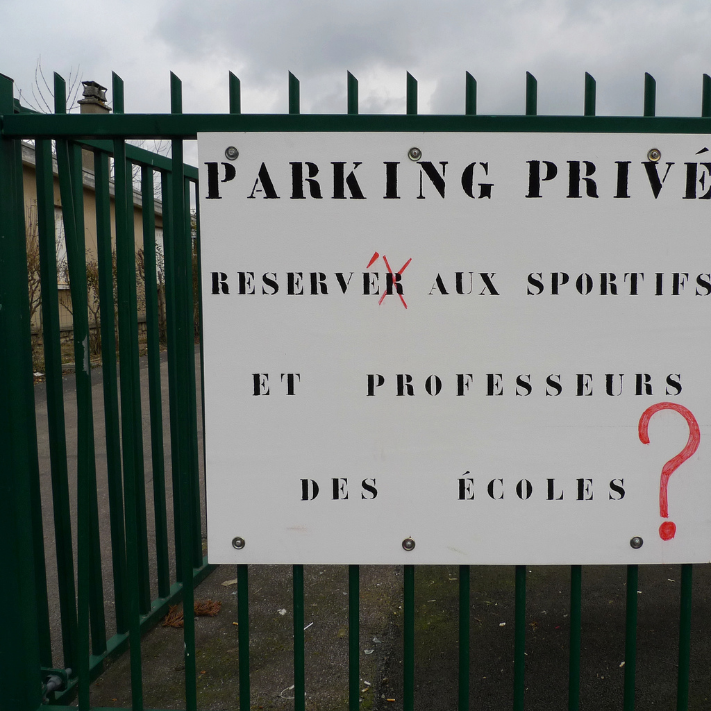 Parking privé, by Môsieur J. (CC-BY) 